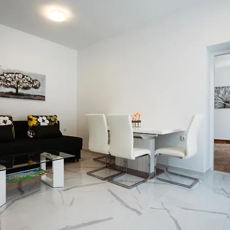 Apartman M With Balkon Appartement *