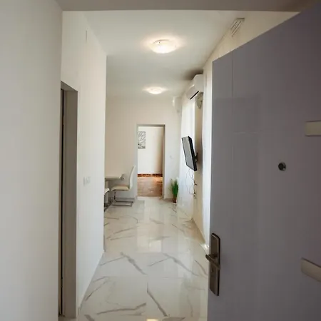 Apartman M With Balkon アパート ザダル