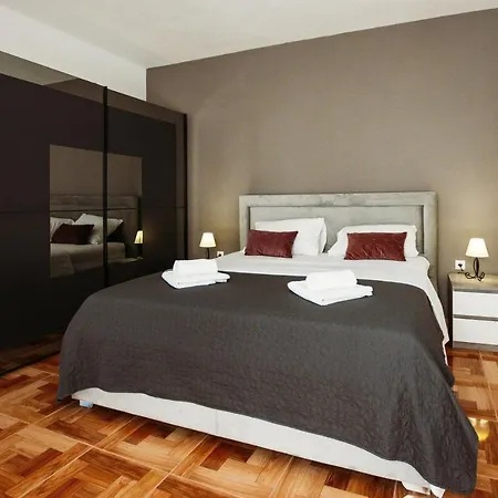 Apartman M With Balkon ザダル